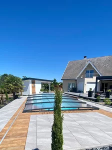 Aménagement extérieur avec terrasse, dallage et piscine à Wittelsheim