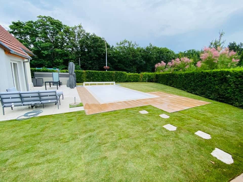 Aménagement extérieur avec terrasse et pelouse paysagère à Wittelsheim